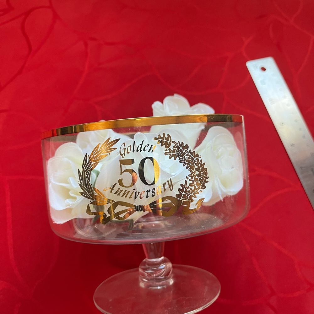 Gold and White Accent Vase for Elegant Celebrations - Picture 1 of 4